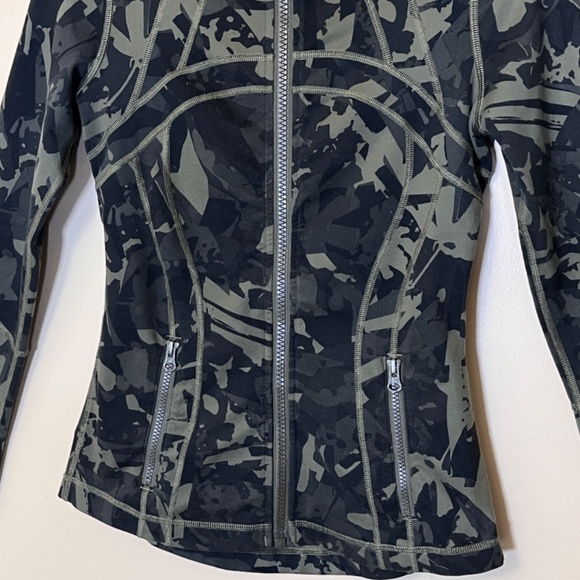 Lululemon Define Full Zip Camo Jacket - Women's Size 4 - Green - Picture 5 of 14